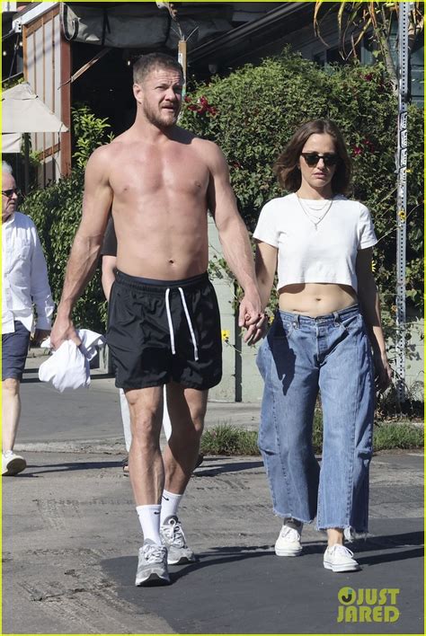 Dan Reynolds Goes Shirtless During Afternoon Outing。